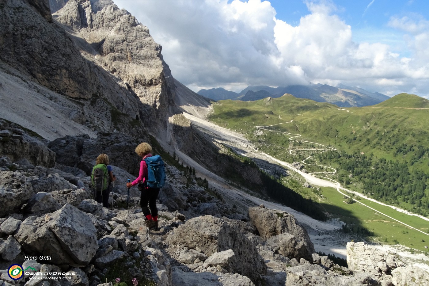 28 Ci abbassiamo nella Val Venegia con vista verso Baita Segantini.JPG